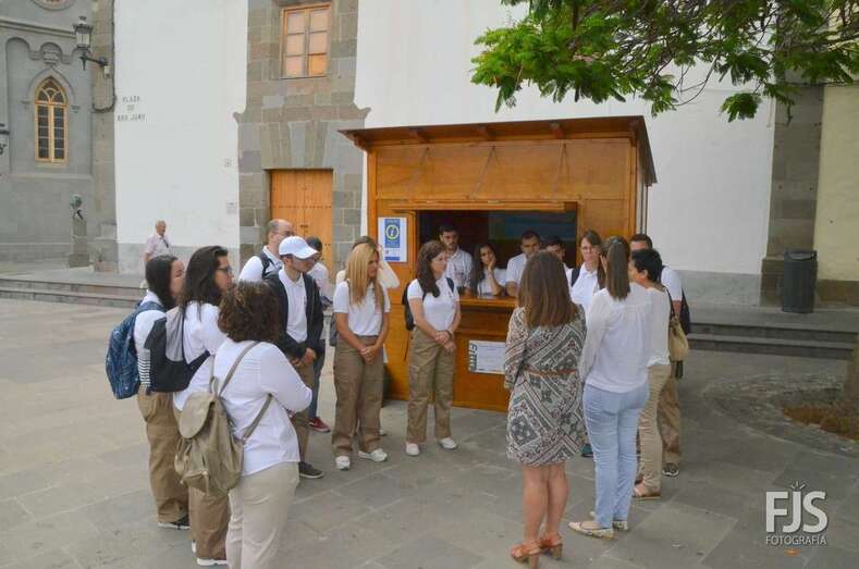 Caseta de información turística instalada en San Juan para prácticas del PFAE de guías (Foto TA)